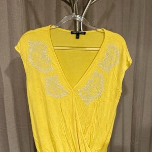 Cable & Gauge‎ Yellow V-Neck Top size M